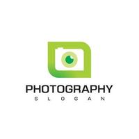 modello di logo di fotografia naturalistica con fotocamera silhouette su sfondo foglia vettore