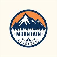 logo di montagna per avventura e logo all'aperto vettore