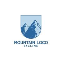 design del logo di montagna vettore