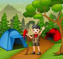 felice ragazzo scout in campeggio nella foresta vettore