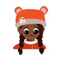 ragazza di nazionalità afroamericana o latina con emozioni tristi, viso depresso, occhi bassi con cappello da orso con fiocco di neve. cute baby espressione malinconica in copricapo invernale. testa di adorabile bambino vettore