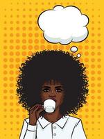 bella donna d'affari con la pelle scura che beve un caffè. ragazza di tipo afroamericano con una tazza di caffè su sfondo di stile pop art. le ragazze affrontano con il fumetto e una tazza di tè in mano. vettore