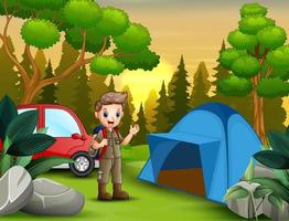ragazzo scout con zaino in piedi vicino alla tenda vettore