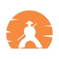 silhouette samurai con logo tramonto simbolo icona vettore illustrazione design