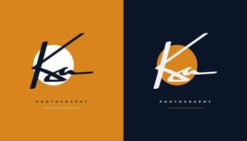 k e un design del logo iniziale firmato con uno stile di scrittura a mano. ka logo o simbolo della firma per matrimonio, moda, gioielli, boutique, identità botanica, floreale e aziendale vettore