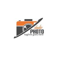 illustrazione vettoriale, logo studio fotografico, design semplice della fotocamera con forma tagliata vettore