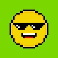 emoticon gialla in stile pixel art vettore