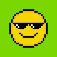 emoticon gialla in stile pixel art vettore
