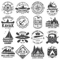 badge per campi estivi, club di caccia, campi velici, yacht club, club di canoa e kayak. vettore. concetto per camicia o logo, stampa, timbro. design con silhouette di camper, kayaker, cacciatore, campo a vela vettore