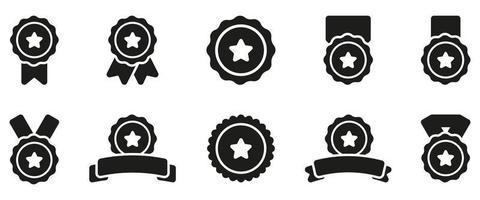 collezione di medaglie nere con nastro e stelle per il vincitore del campionato. ricompense silhouette impostate su sfondo bianco. premi tondi per la competizione sportiva. illustrazione vettoriale isolata.