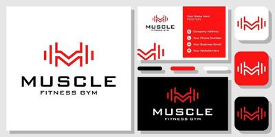 lettera iniziale m bilanciere palestra fitness manubri muscolari forte logo design con modello di biglietto da visita vettore