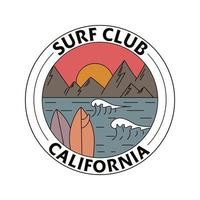 distintivo disegnato a mano con tavole da surf, oceano, montagne e un'iscrizione in un cerchio. per stampe di t-shirt, poster e altri usi. vettore