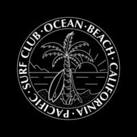 distintivo disegnato a mano con una palma, tavole da surf e l'oceano. vettore