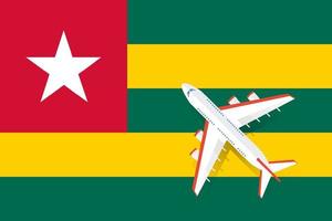 illustrazione vettoriale di un aereo passeggeri che sorvola la bandiera del togo. concetto di turismo e viaggi
