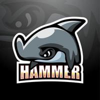 design del logo esport della mascotte dello squalo martello vettore