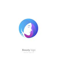 Logo per saloni di bellezza, parrucchieri, stilisti. Donna con logotipo sfumato capelli colorati. Illustrazione piatta vettoriale