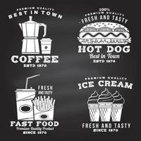 set di design distintivo retrò fast food sulla lavagna. design vintage con cane da pastore, caffè, gelato, patatine fritte per pub o fast food. modello per imballaggio e menu vettore