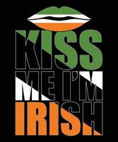 baciami sono irlandese - scritta a mano arancione con impressione di labbro verde isolata su sfondo bianco. buono per poster, biglietti di auguri, t-shirt e design di tazze. vettore