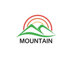 Ispirazioni minimaliste di progettazione di logo di Mountain Landscape vettore