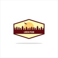 etichetta vintage avventura all'aria aperta, badge, logo o emblema. con silhouette di montagne e foreste. illustrazione vettoriale. vettore