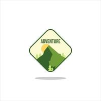 etichetta vintage avventura all'aria aperta, badge, logo o emblema. con silhouette di montagne e foreste. illustrazione vettoriale. vettore