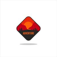 etichetta vintage avventura all'aria aperta, badge, logo o emblema. con silhouette di montagne e foreste. illustrazione vettoriale. vettore