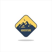 etichetta vintage avventura all'aria aperta, badge, logo o emblema. con silhouette di montagne e foreste. illustrazione vettoriale. vettore