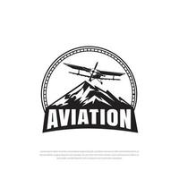 design del logo dell'aeroplano vintage. aeroplano grunge retrò con logo emblema, trasporto aereo in cielo sullo sfondo della montagna vettore
