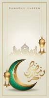 ramadan kareem con lussuosa luna crescente dorata e lanterna tradizionale, modello islamico ornato biglietto di auguri vettore per interfaccia mobile design sfondi smartphone, cellulari, dispositivi.