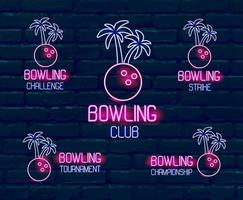 set di loghi al neon nei colori rosa-blu. raccolta di 5 illustrazioni vettoriali per bowling tropicale per tornei, sfide, campionati, club con palla da bowling e palme contro un muro di mattoni scuri