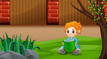 un bambino che legge un libro nel cortile di casa vettore