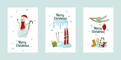 Buon Natale. set di tre cartoline con pupazzo di neve, sci, regali e caramelle. striscione di capodanno, poster. vettore. vettore