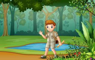 il ragazzo scout attraverso la foresta con le mappe vettore