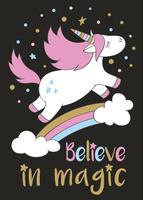 Magico unicorno carino in stile cartone animato con scritte a mano Credi nella magia. Doodle unicorno volare sopra un arcobaleno e nuvole illustrazione vettoriale per carte, poster, stampe t-shirt per bambini, design tessile.