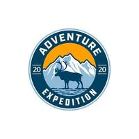 logo avventura con montagna e cervo vettore