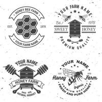 set di badge fattoria delle api. vettore. concetto per camicia, francobollo o t-shirt. design tipografico vintage con silhouette di ape, alveare e ape fumatore. design retrò per l'azienda agricola delle api vettore