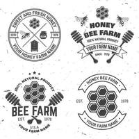 set di badge fattoria delle api. vettore. concetto per camicia, francobollo o t-shirt. design tipografico vintage con sagoma di ape, pezzo a nido d'ape, alveare e mestolo di miele. design per l'azienda agricola delle api vettore