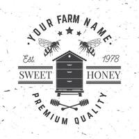 distintivo della fattoria del miele. vettore. concetto per camicia, stampa, francobollo o t-shirt. design tipografico vintage con silhouette di ape, alveare e miele. design retrò per l'azienda agricola delle api vettore