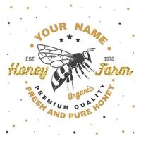 distintivo della fattoria del miele. vettore. concetto per camicia, stampa, francobollo o t-shirt. design tipografico vintage con silhouette ape. design retrò per l'azienda agricola delle api. miele fresco e puro vettore