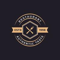 vintage retrò distintivo incrociato cucchiaio forchetta coltello rustico per cucina cibo menu piatto ristorante logo design elemento modello vettore