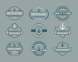 distintivo retrò vintage logo nautico e oceanico con simbolo dell'ancora della nave per il design dell'emblema marino set di badge retrò vintage logo nautico e oceanico con simbolo dell'ancora della nave per il design dell'emblema marino vettore