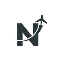 la lettera iniziale n viaggia con l'elemento del modello di progettazione del logo di volo dell'aeroplano vettore
