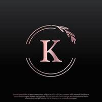 elegante logo floreale cerchio lettera k con linea di diramazione monogramma foglia elegante creativa e colore nero rosa. utilizzabile per loghi aziendali, moda, cosmetici, spa, scienza, medicina e natura. vettore
