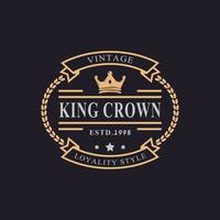 distintivo retrò vintage per elemento del modello di design del logo reale della corona del re d'oro di lusso vettore