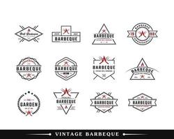 set di badge con etichetta retrò vintage classico per barbecue barbecue barbecue con forchetta incrociata e ispirazione per il design del logo della fiamma del fuoco vettore
