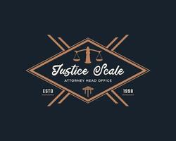 timbro rustico vintage retrò etichetta distintivo emblema scala della giustizia per ispirazione per il design del logo dell'avvocato vettore