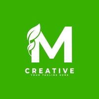 lettera m con elemento di design del logo foglia su sfondo verde. utilizzabile per loghi aziendali, scientifici, sanitari, medici e naturali vettore