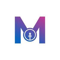 logo della registrazione del podcast della lettera m. alfabeto con illustrazione vettoriale dell'icona del microfono