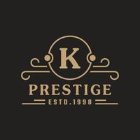 il logo di lusso della lettera k fiorisce con linee di ornamento calligrafiche eleganti. segno di affari, identità per ristorante, regalità, boutique, bar, hotel, araldico, gioielli e modello di progettazione del logo di moda vettore