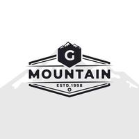 logo tipografico della montagna g della lettera g del distintivo dell'emblema dell'annata per la spedizione di avventura all'aperto, camicia della siluetta delle montagne, elemento del modello di disegno del timbro di stampa vettore